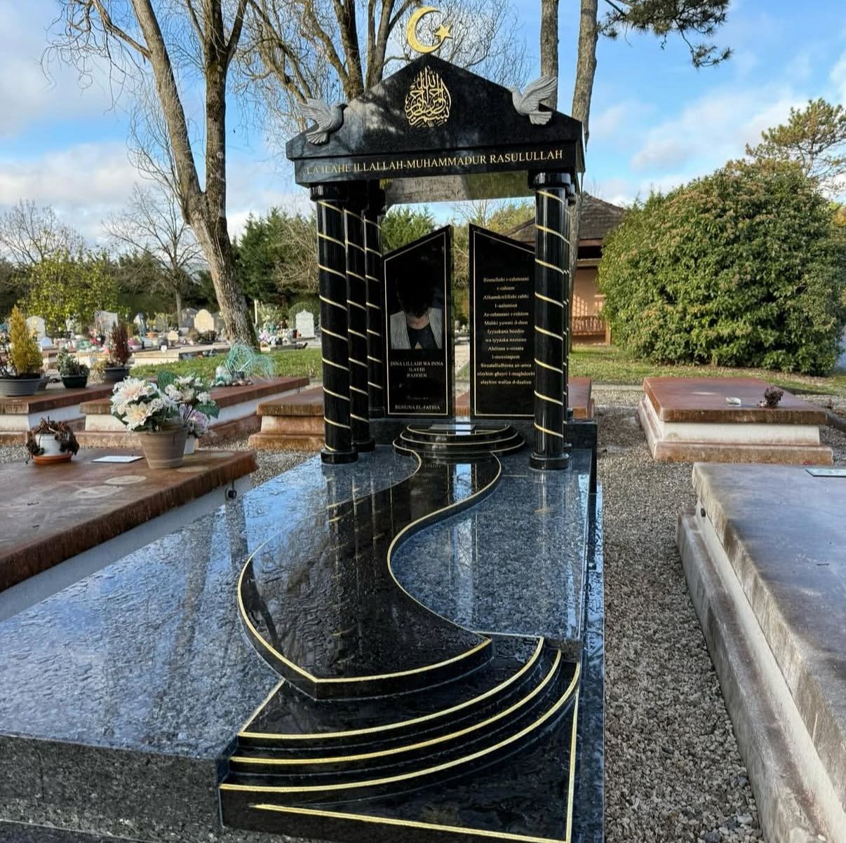 Monument musulman en granit noir avec arche, calligraphie et croissant doré