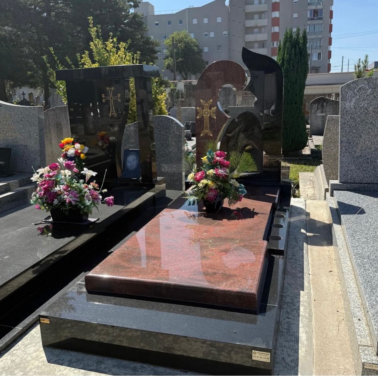 Tombeau en granit rouge avec stèle arrondie et croix arménienne